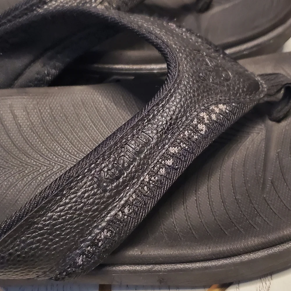 Kuailu Men's Black Flip Flop Sandals. Size 14.